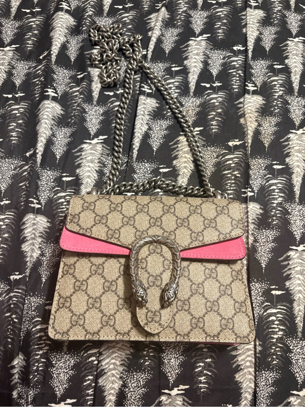 Gucci Beige GG Supreme Crossbody with Pink Trim and Silver Chain - Picture 2 of 7